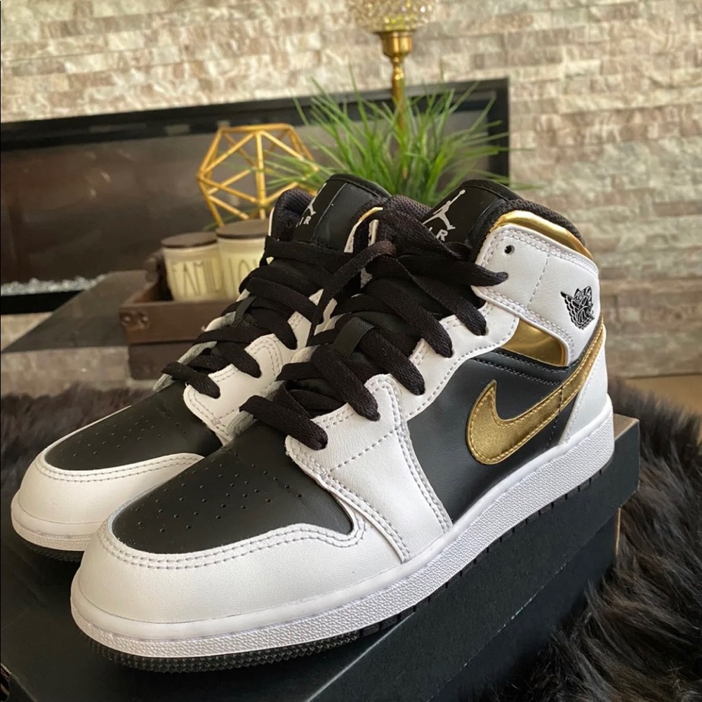 Jordan 1 Mid GS “white gold”